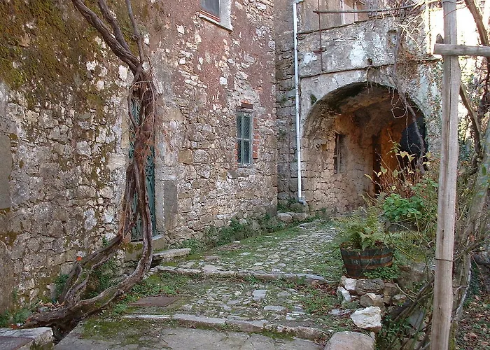 Medieval Village Bed and Breakfast Ne
